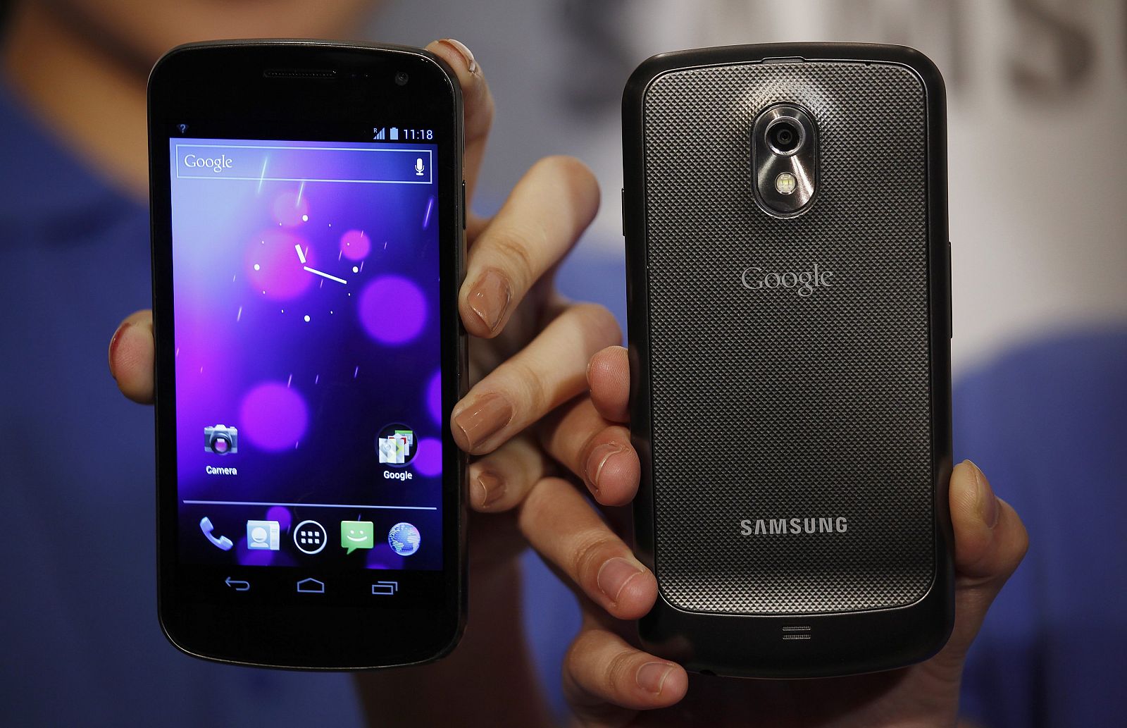 Models pose with Galaxy Nexus smartphones in Hong Kong