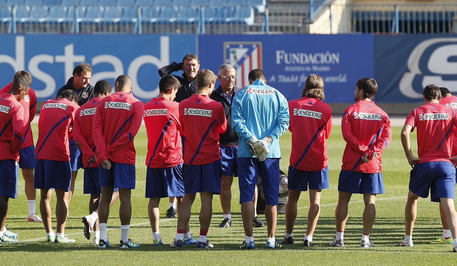 El entrenador del Atlético de Madrid, Gregorio Manzano, conversa con sus jugadores durante un entrenamiento