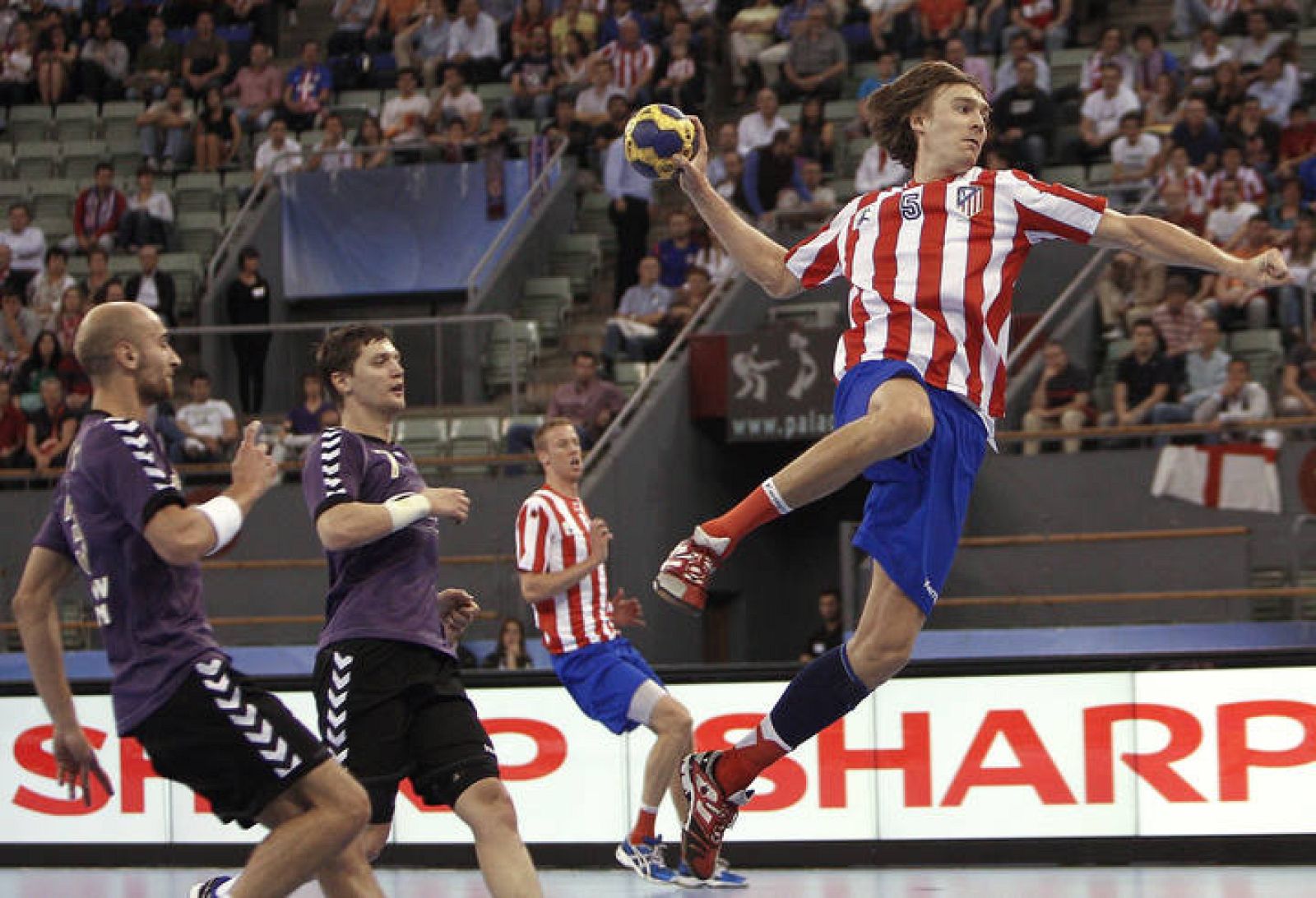 El extremo sueco del Atlético de Madrid, Jonas Kallman (d), intenta un lanzamiento tras superar a varios rivales del Chekhovskie.