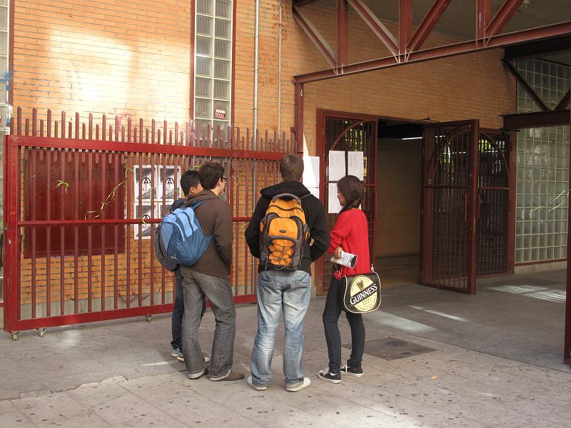 Un grupo de alumnos en la puerta del IES Juan de la Cierva.