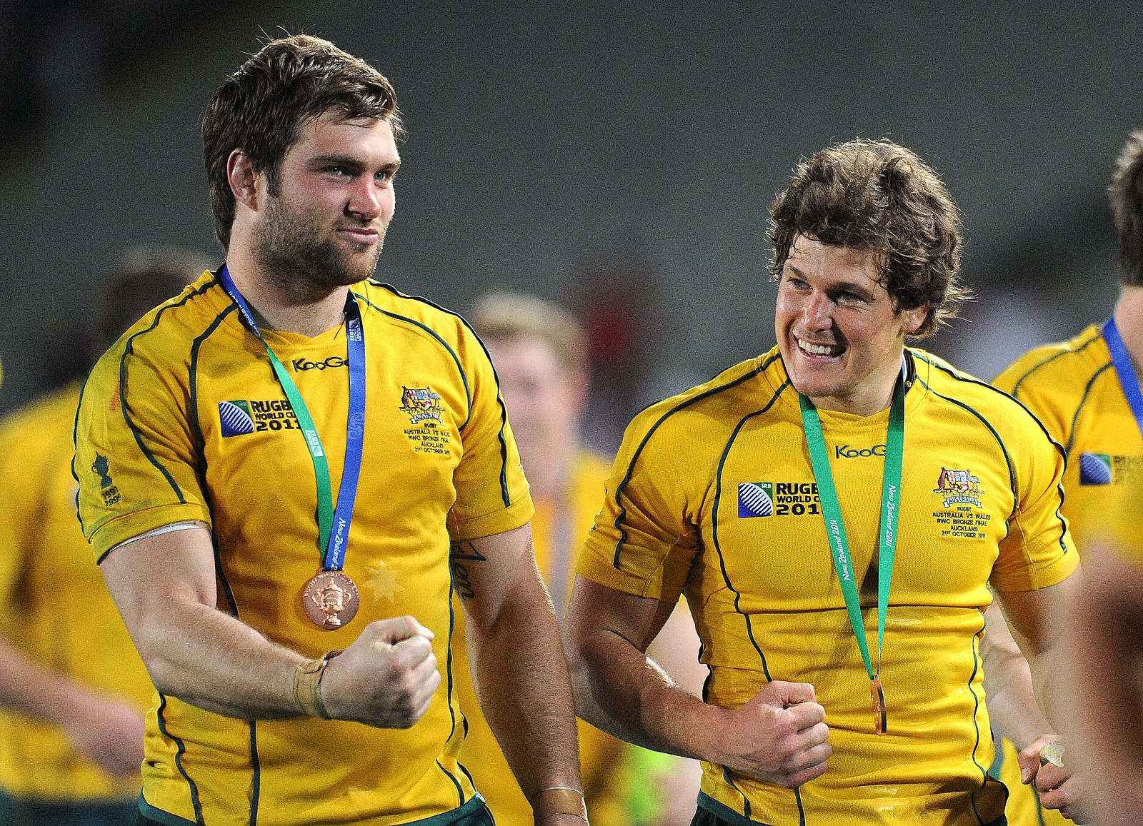 Adam Ashley-Cooper y Luke Burgess celebran el bronce de Australia ante Gales