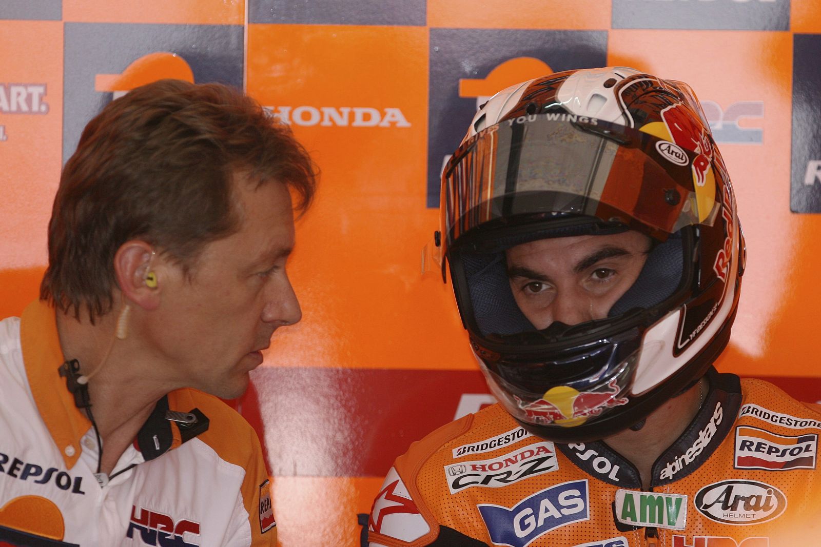 El piloto español de MotoGP Dani Pedrosa (dcha), de Honda, conversa con un miembro de su equipo