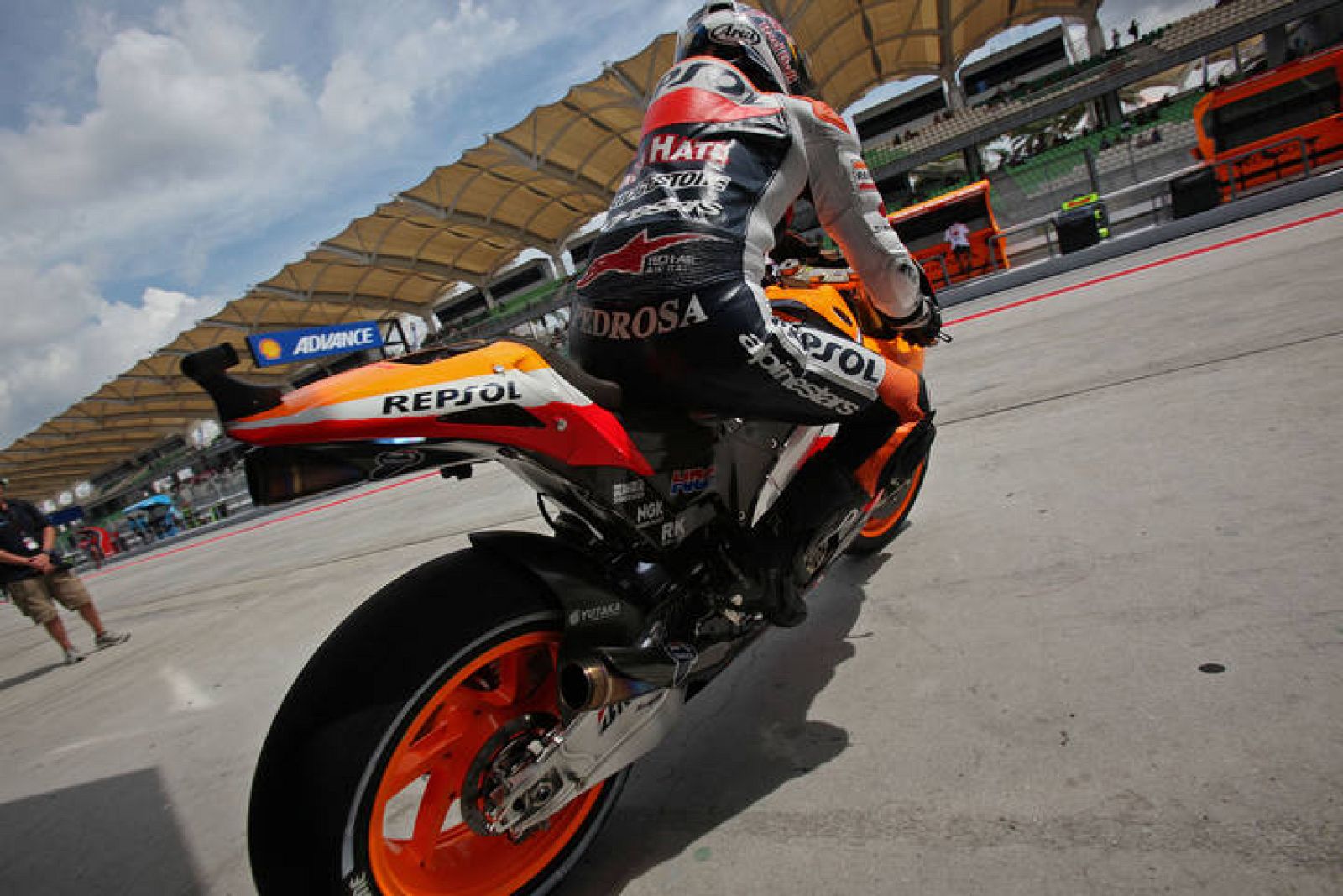 Pedrosa sale del box en el espectacular circuito de Sepang.