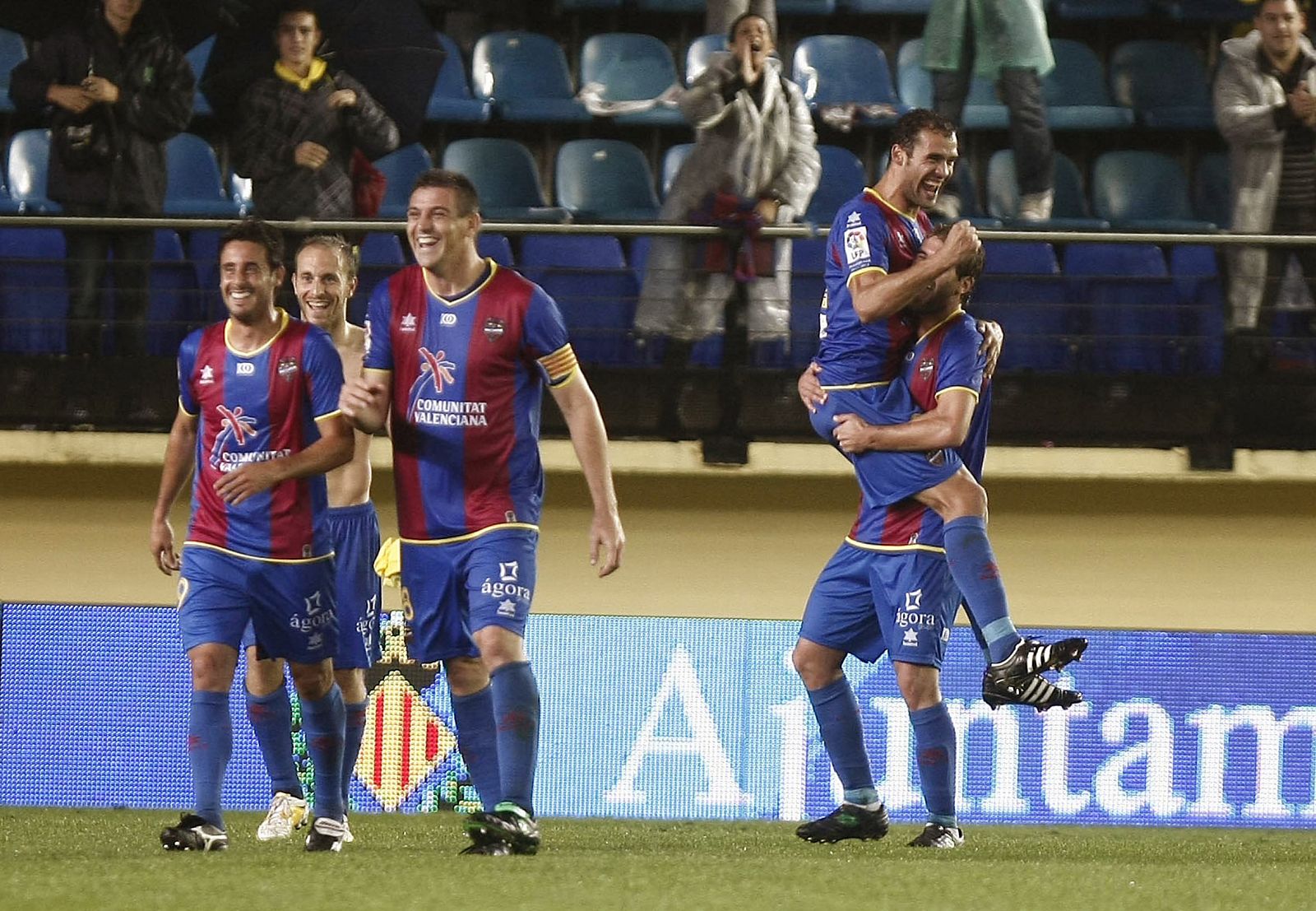 Los jugadores del Levante UD celebran el triunfo frente al Villarreal por la que se quedan líderes en solitario.