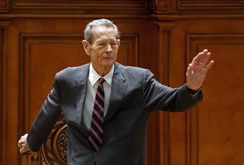 Miguel I de Rumanía se levanta de su asiento tras su discurso ante el Parlamento