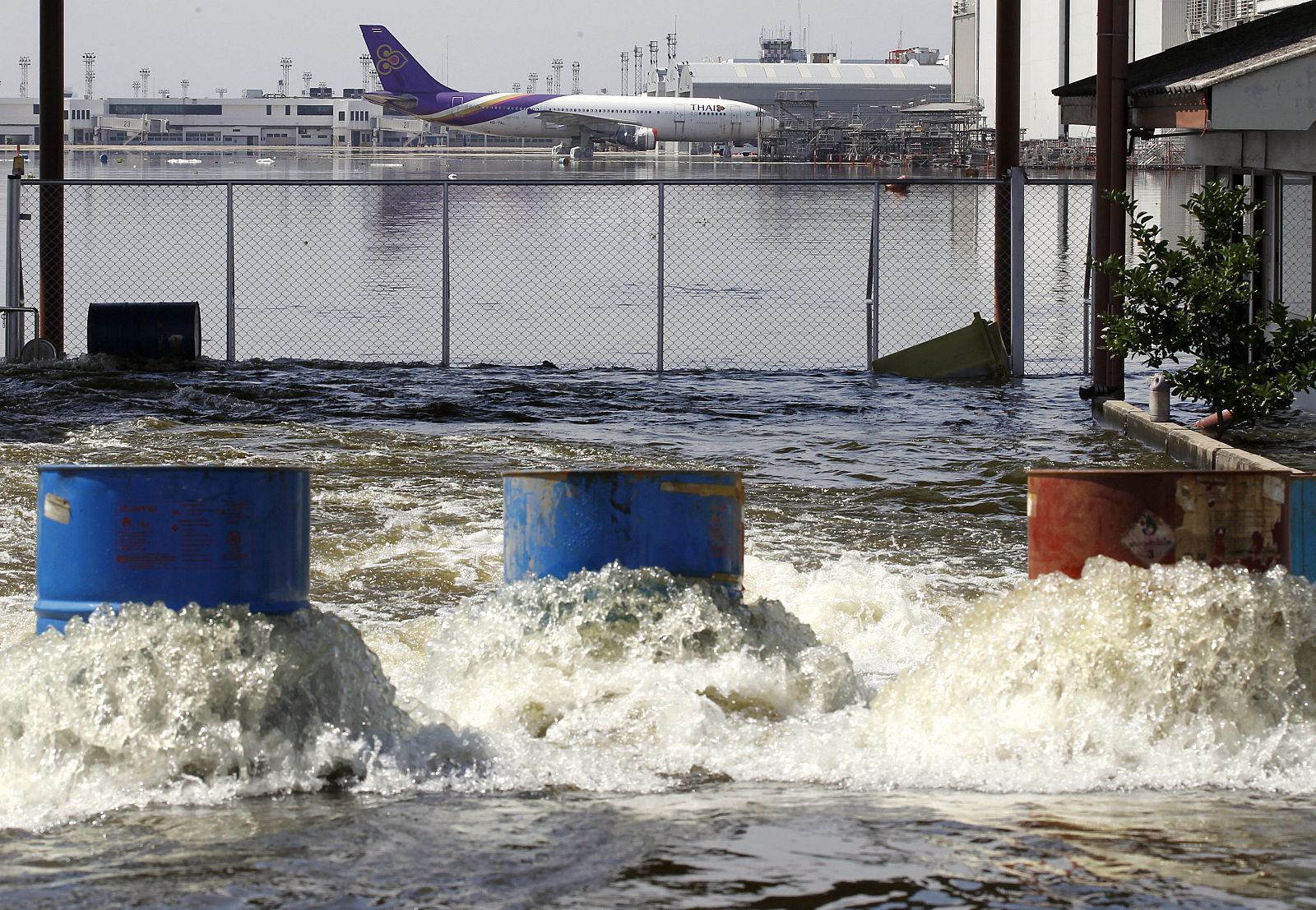 Un avión de la aerolínea Thai Airways permanece en tierra