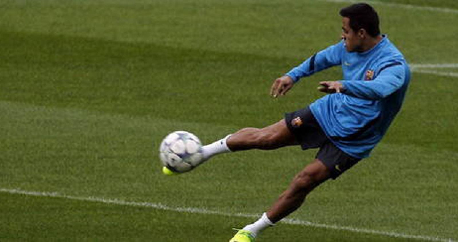 El delantero chileno del FC Barcelona, Alexis Sánchez, durante el entrenamiento que realiza la plantilla azulgrana.