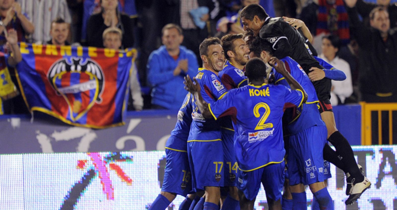 Los jugadores del Levante celebran la victoria ante la Real Sociedad.