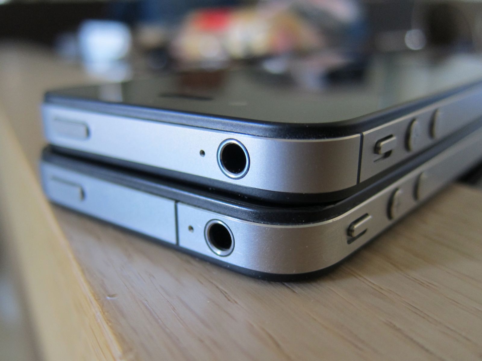 Físicamente, el iPhone4 y el iPhone 4S (arriba) son casi idénticos, salvo por las marcas negras que delimitan las antenas del teléfono