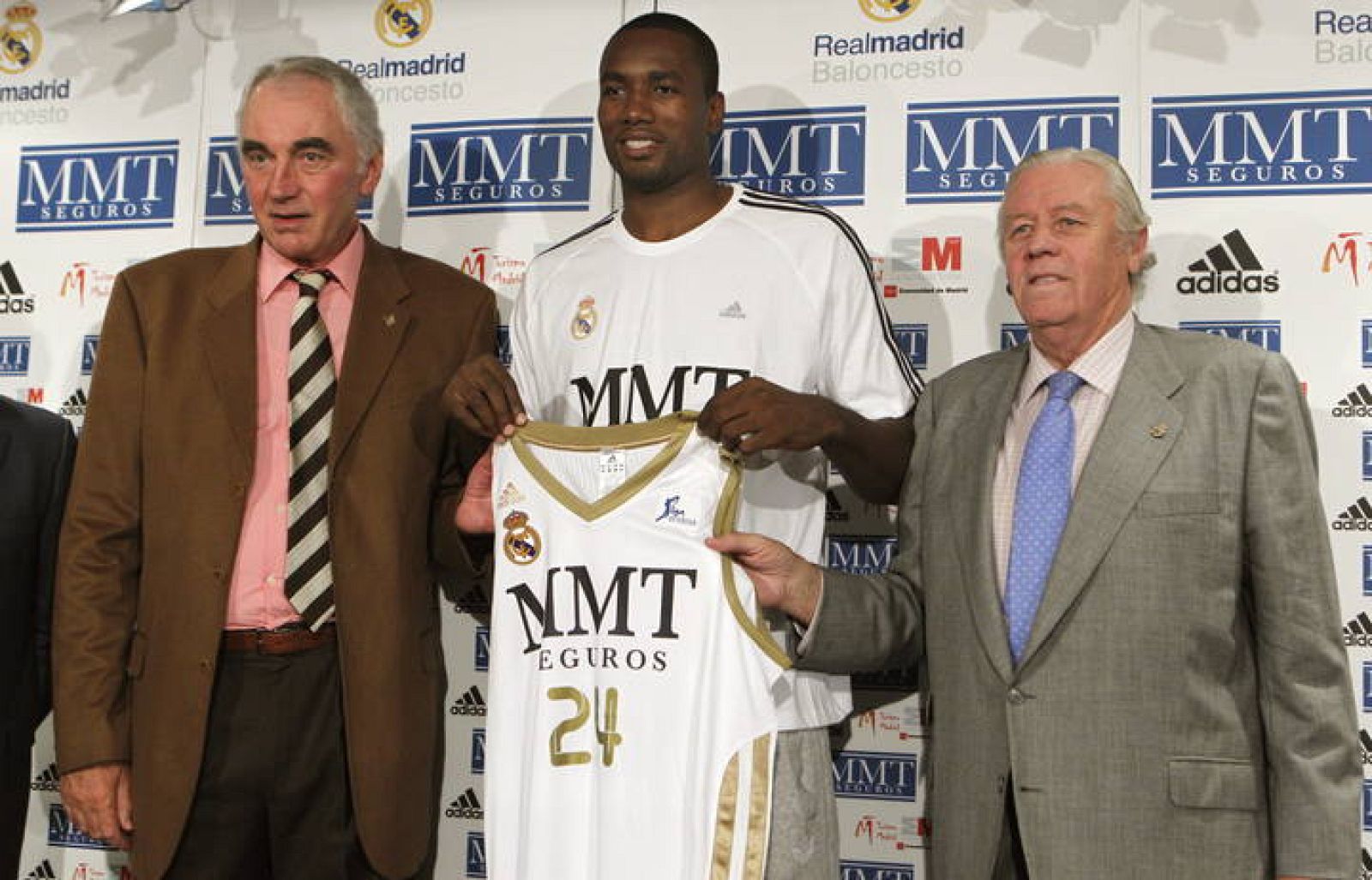 Presentación de Ibaka como jugador del Real Madrid, junto a Clifford Luyk y Emiliano Rodríguez