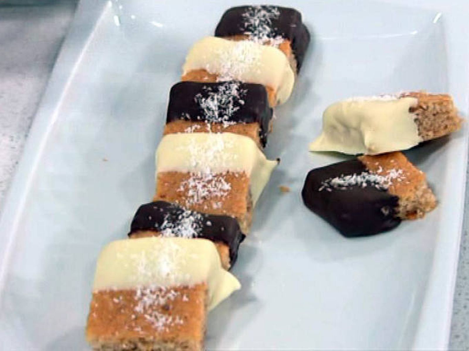 Aprendemos a preparar bocados de coco al chocolate.