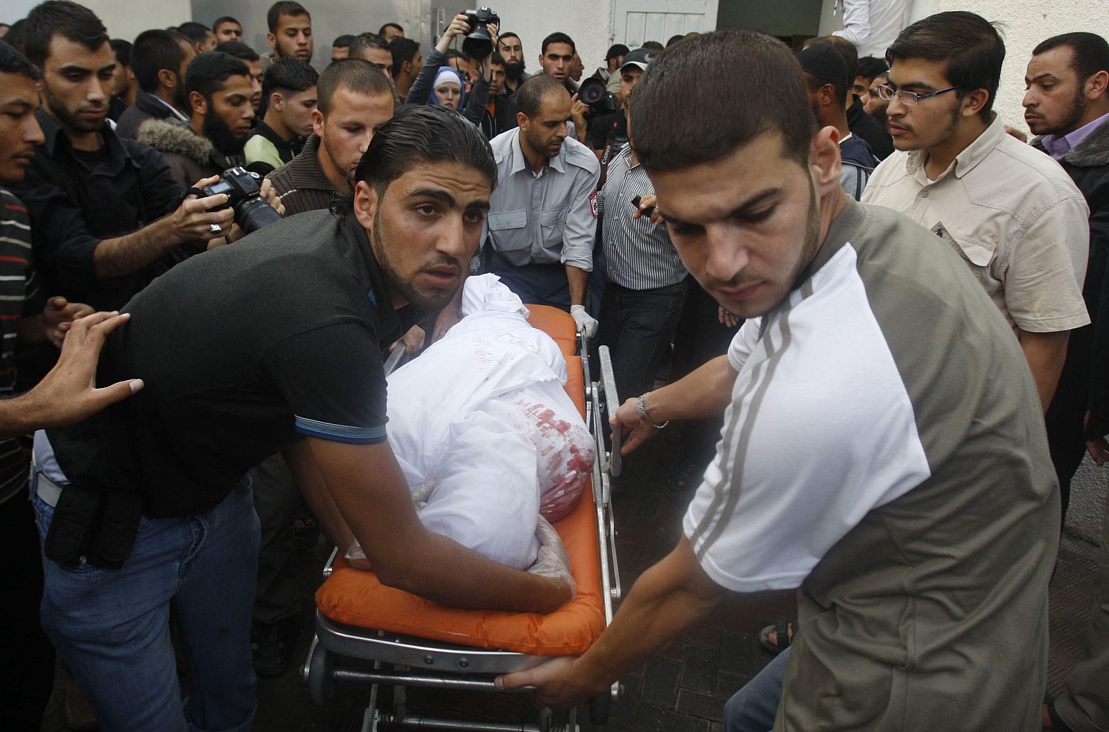 El cadáver de uno de los muertos en el bombardeo israelí llega a un hospital de Gaza