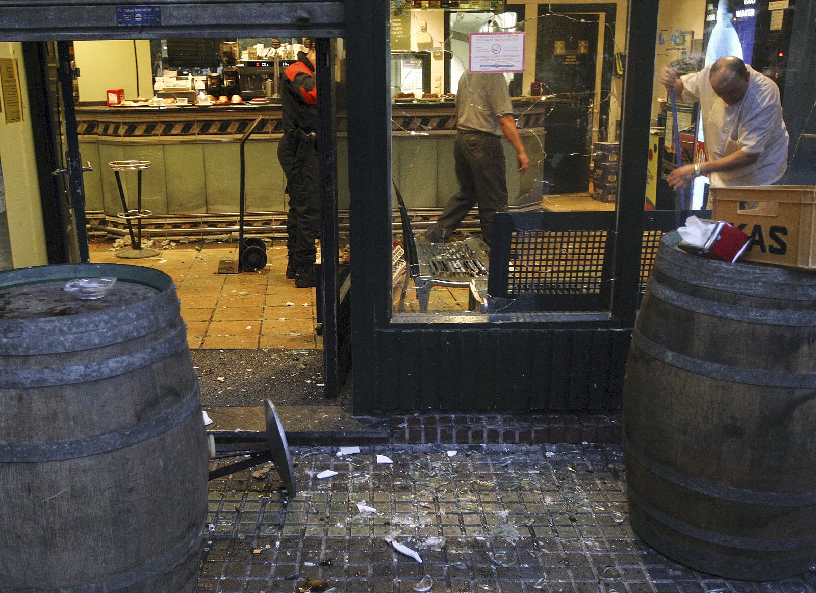 Vista del estado en el que ha quedado un bar del barrio de Amara de San Sebastián, donde se ha producido una pelea entre aficionados de la Real Sociedad y del Real Madrid.