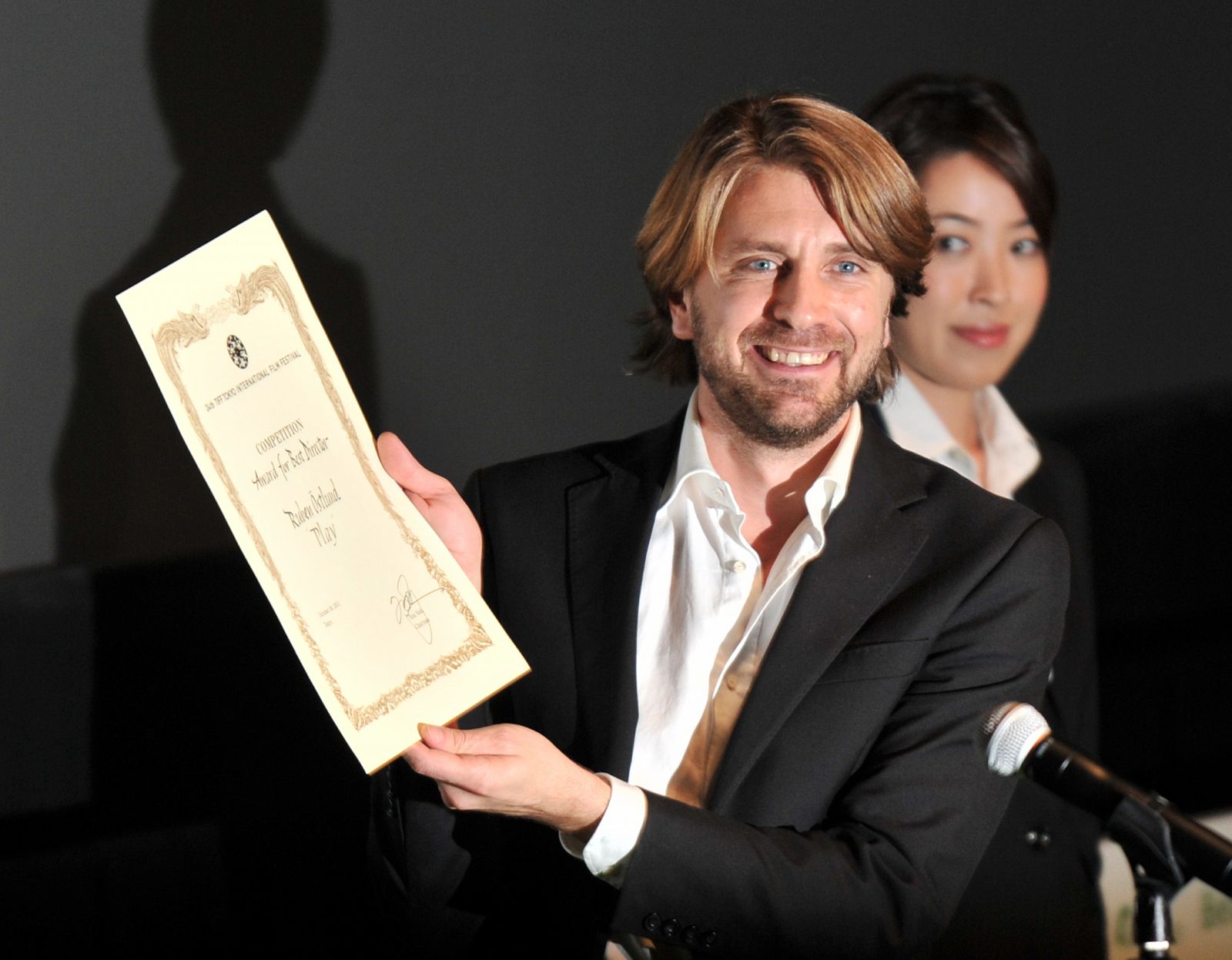 El realizador sueco Ruben Östlund celebra el premio al Mejor Director por su película 'Play'  otorgado por el Festival Internacional de Cine de Tokio.