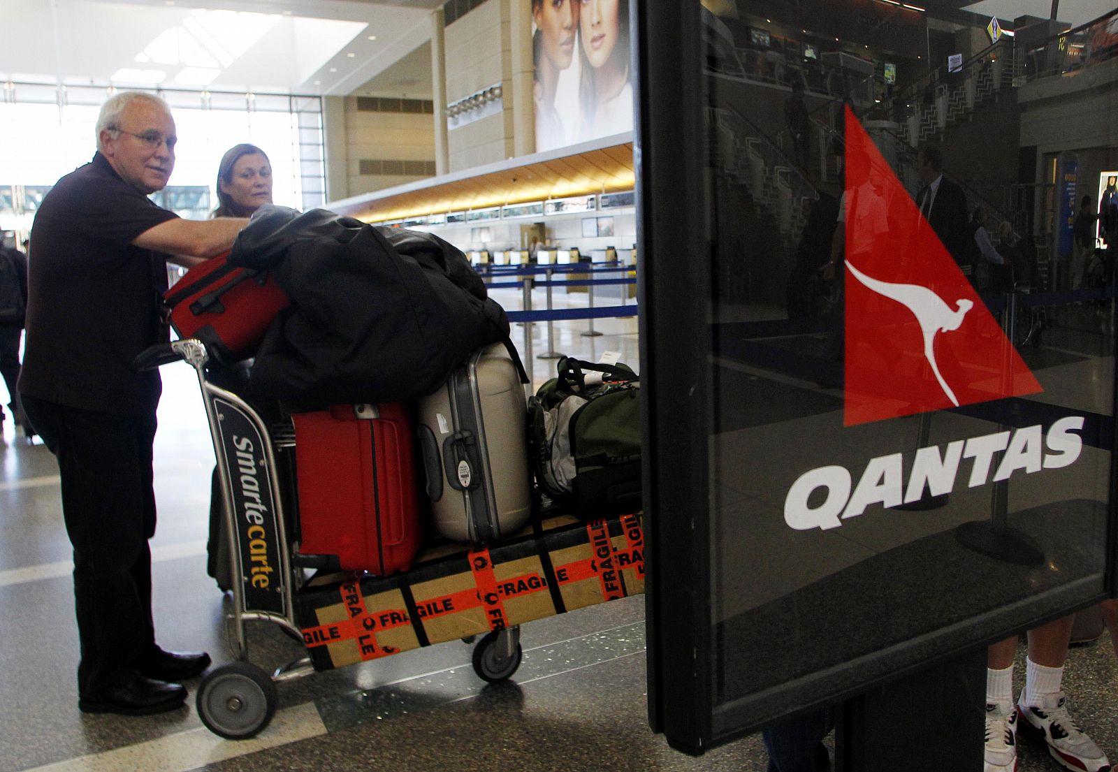 Pasajeros de Qantas en Los Angeles (EE.UU.) hacen cola ante el mostrador de la compañía