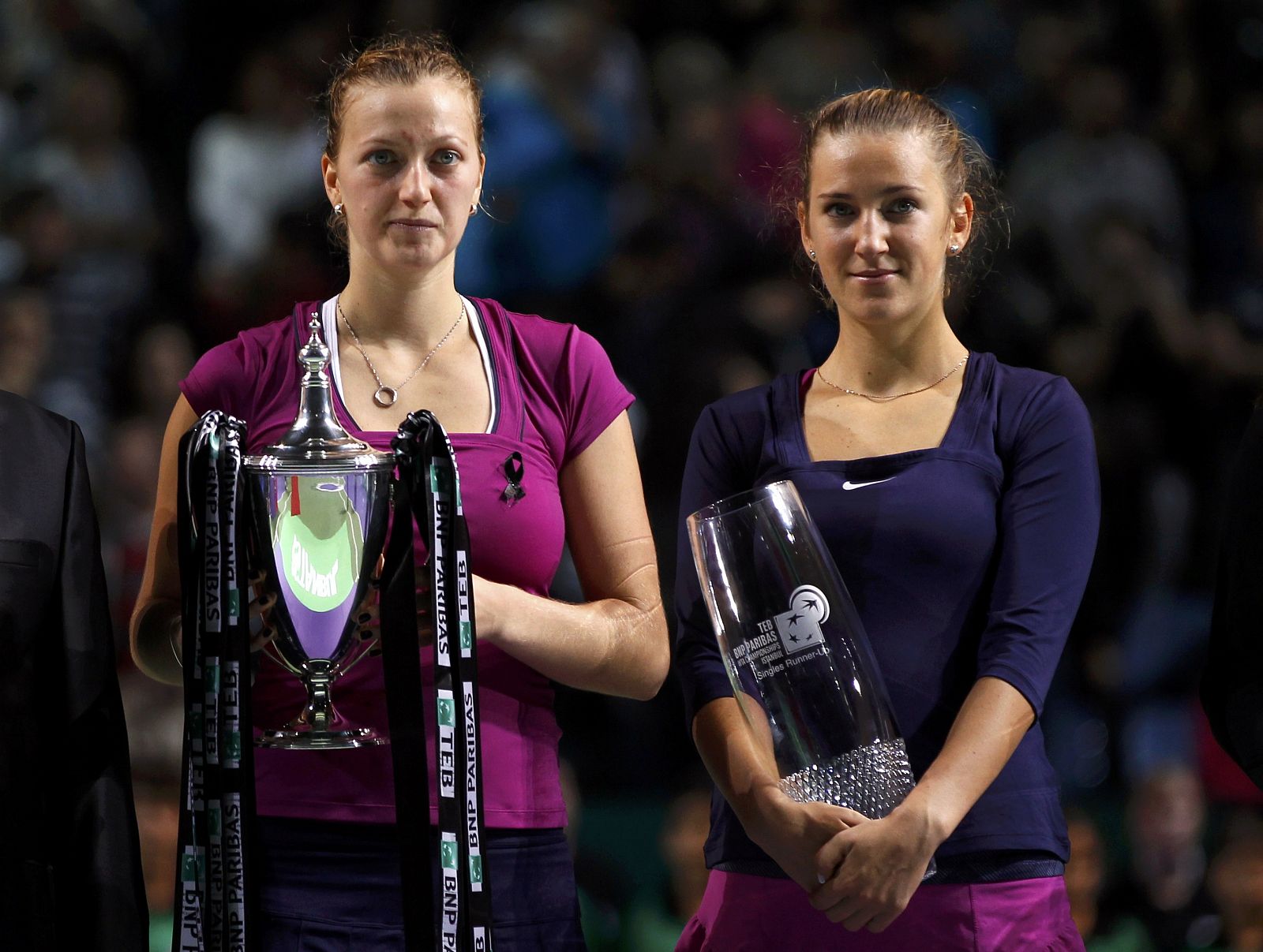 La tenista checa Petra Kvitova (i) ha ganado el Masters femenino a Victoria Azarenka.