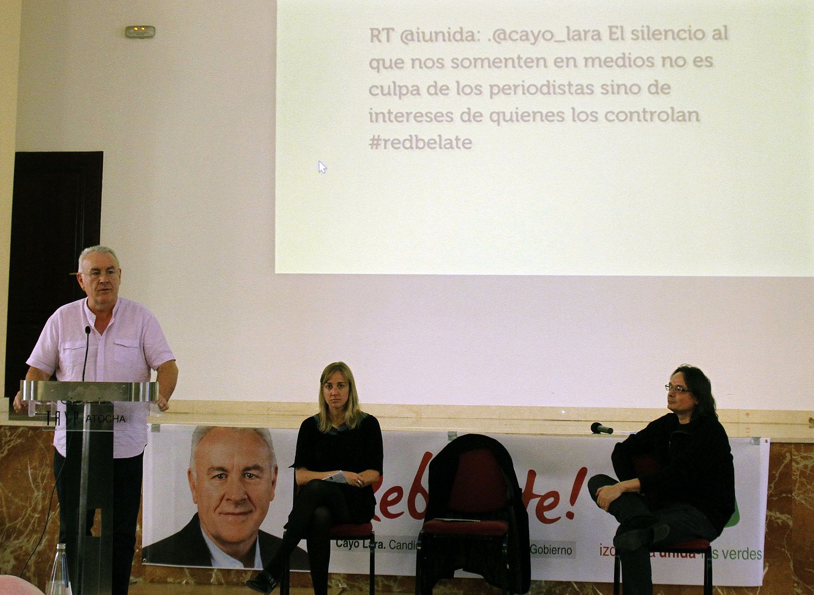 El coordinador federal de IU y candidato a la Presidencia del Gobierno, Cayo Lara, durante su intervención en la reunión que mantuvo hoy con varios twiteros