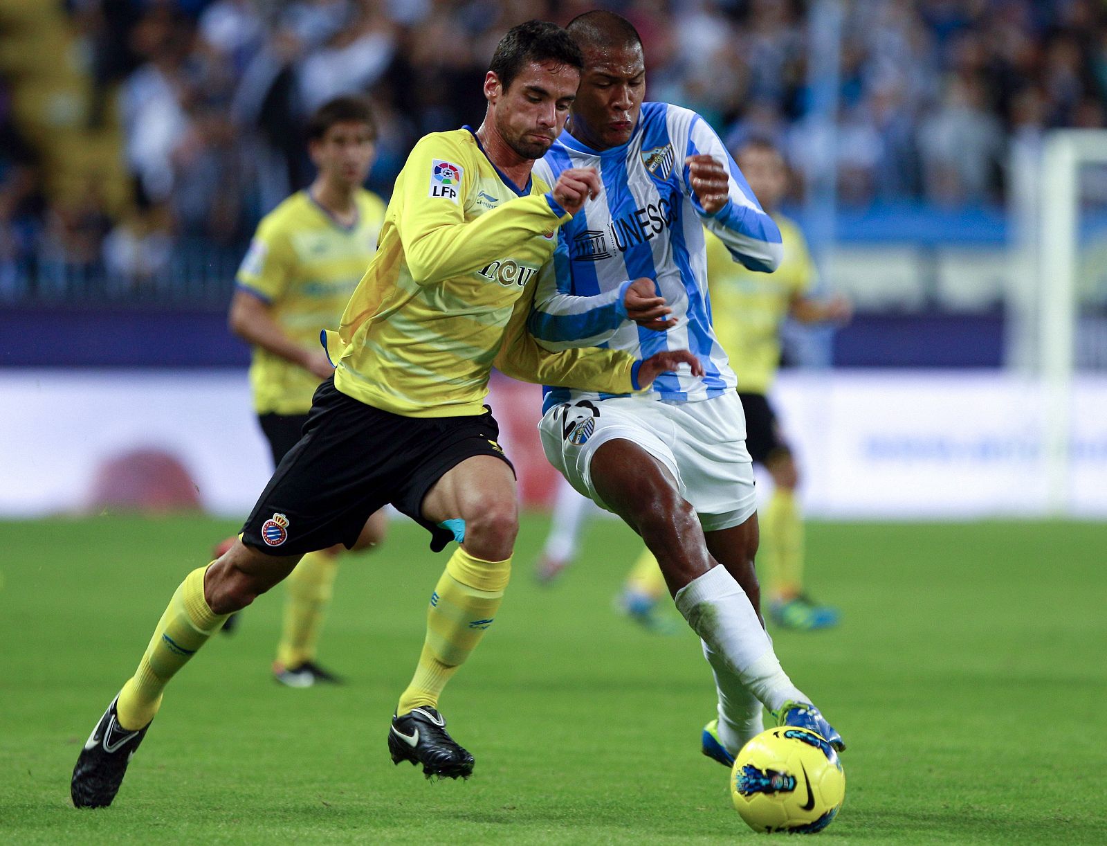 El delantero venezolano del Málaga C.F., José Salomón Rondón Giménez (d), lucha el balón con el defensa del RCD Espanyol, Raúl Rodríguez.