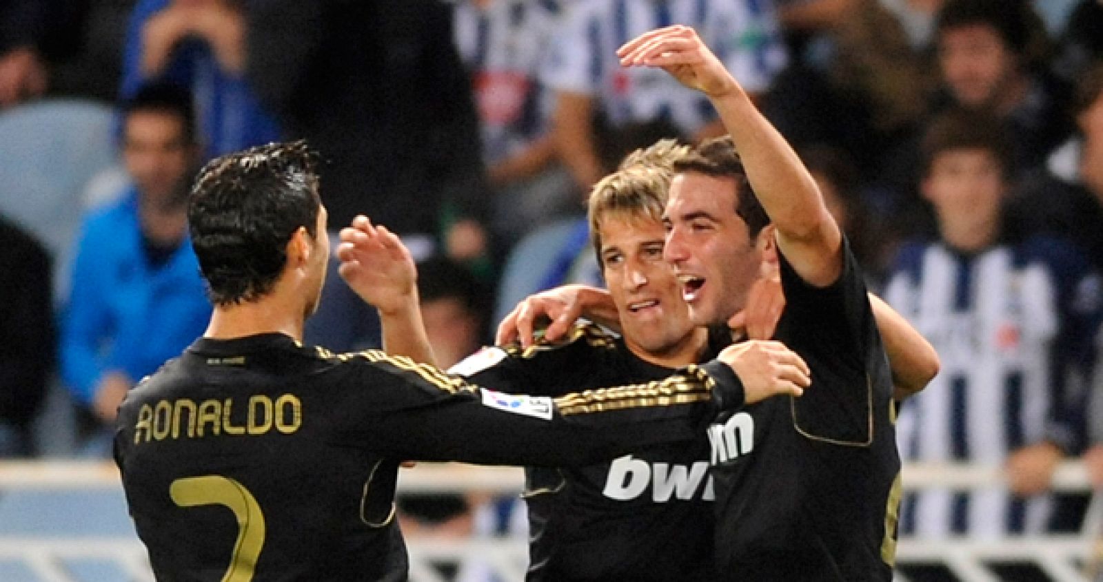 Ronaldo, Higuaín y Coentrao celebran el gol de la victoria madridista ante la Real Sociedad.