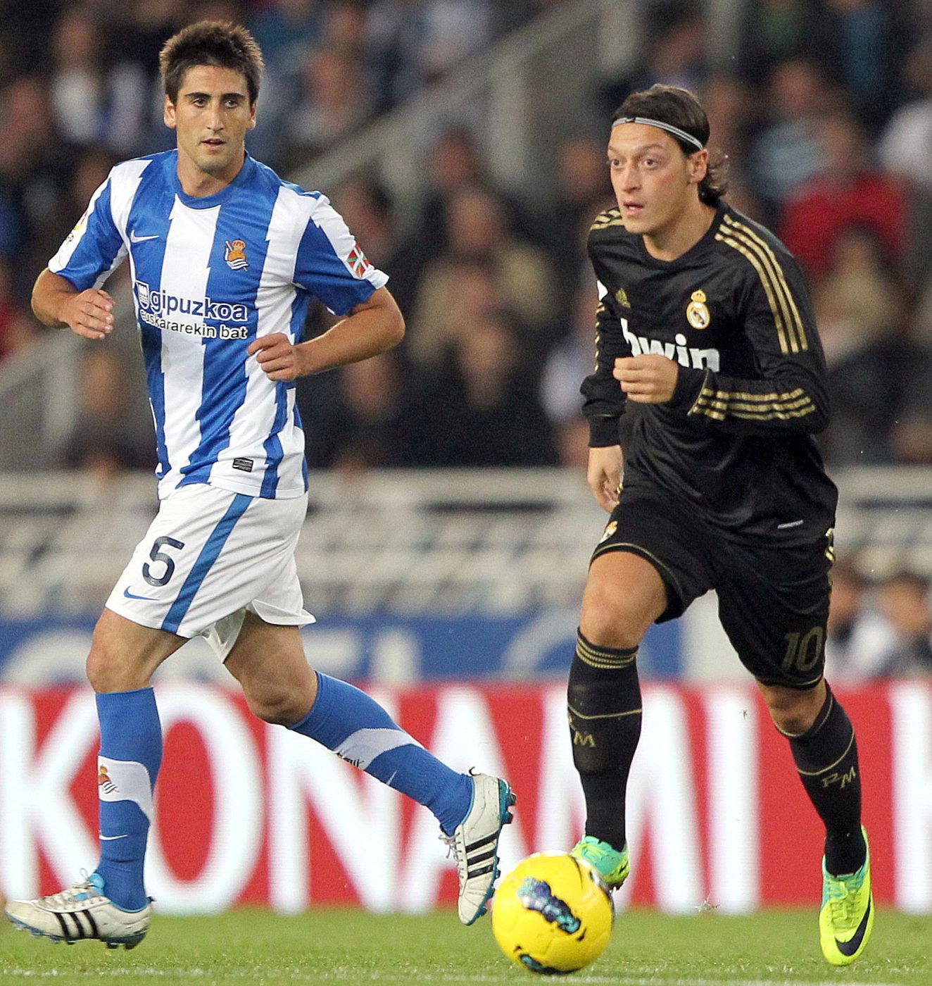 El centrocampista alemán del Real Madrid, Mesut Özil (d), ante la Real Sociedad.