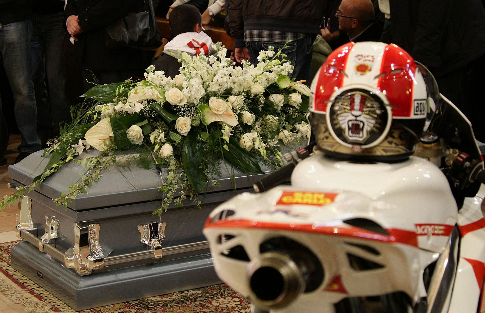 El casco y la moto de Simoncelli estuvieron presentes en el funeral del piloto italiano