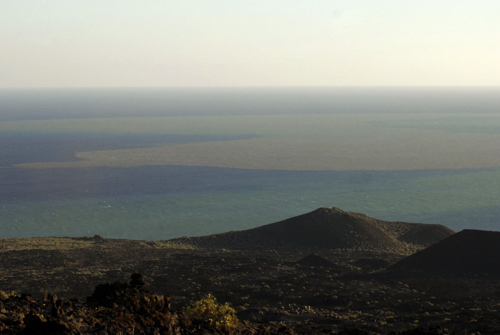 El volcán vuelve a expulsar magma humeante al mar