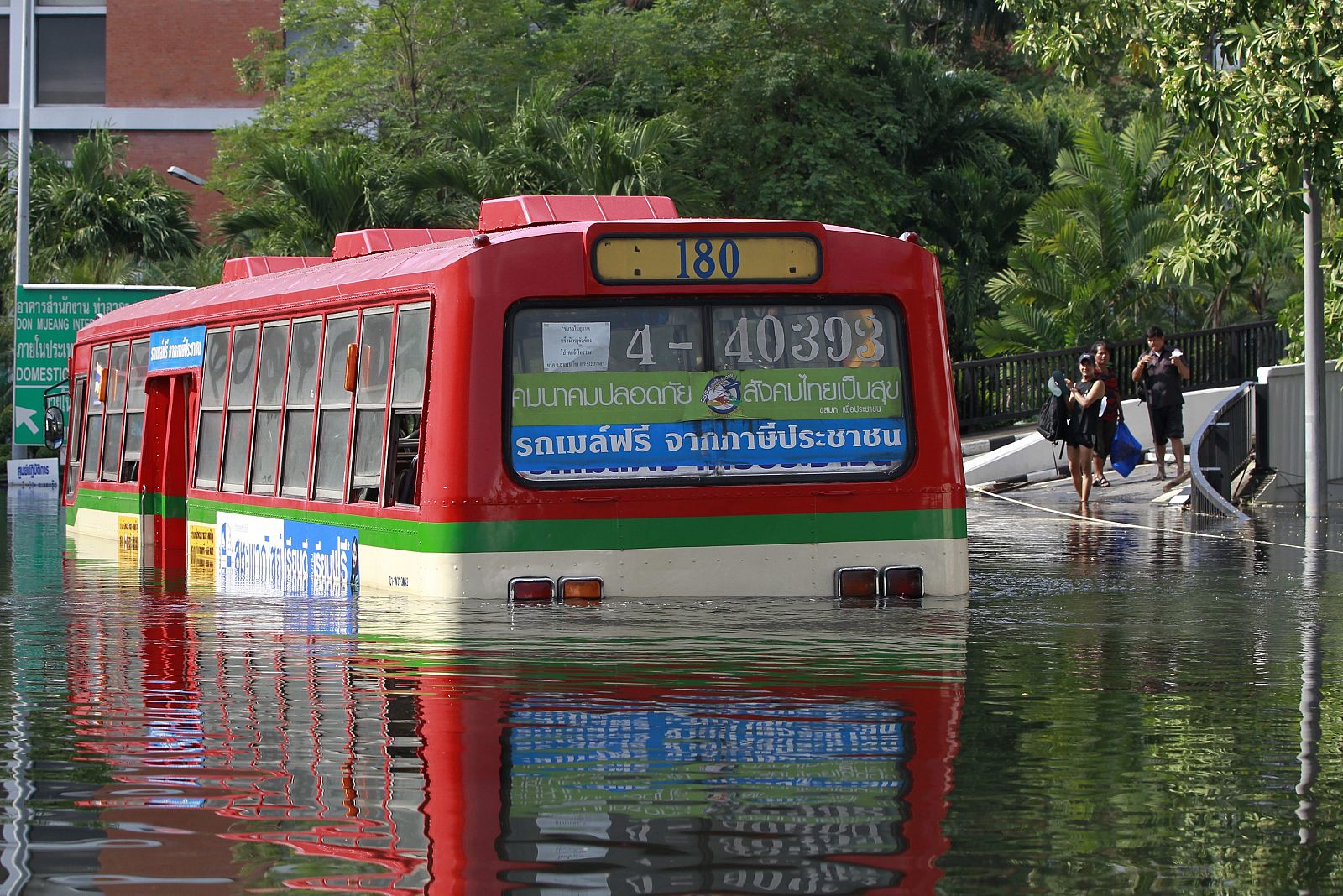 Un autobús anegado en una calle inundada de Bangkok
