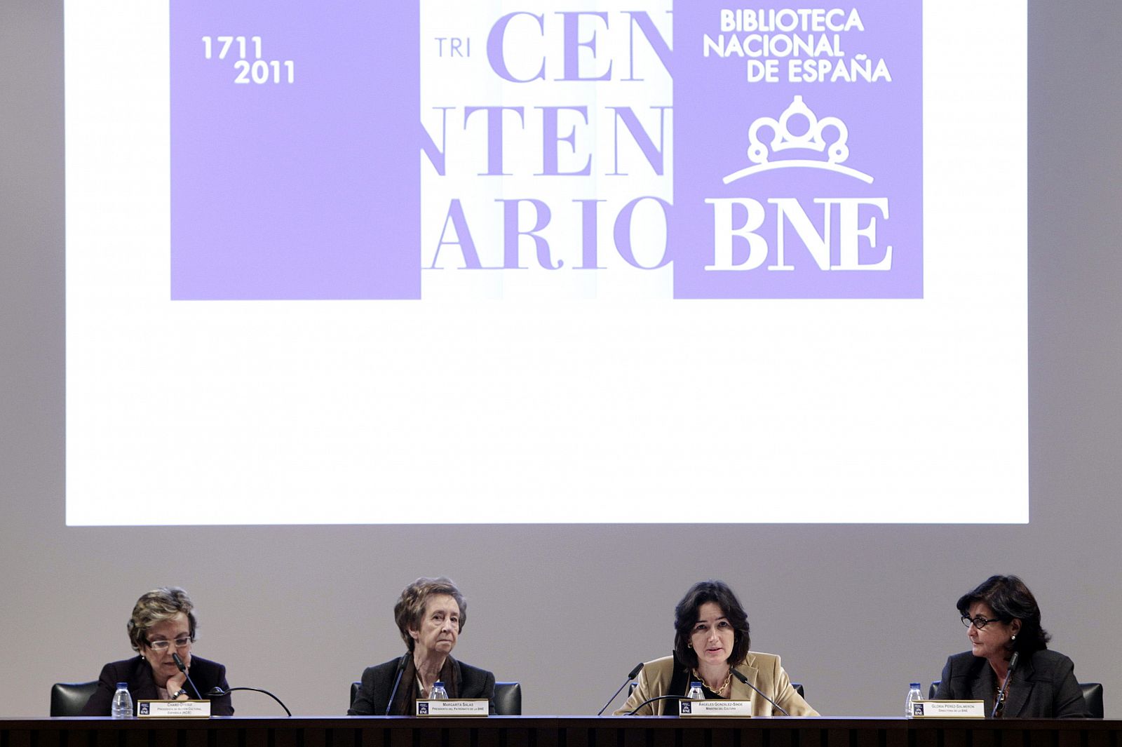 La presidenta de Acción Cultural Española, Charo Otegui; la presidenta del patronato de la Biblioteca Nacional de España, Margarita Salas; la ministra de Cultura, Ángeles González-Sinde; y la directora de la BNE, Glòria Pérez Salmerón, durante durant