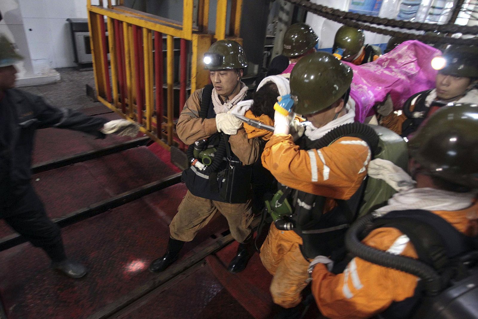 Equipos de rescate sacan a un superviviente de la mina de Qianiu, en Sanmenxia, China