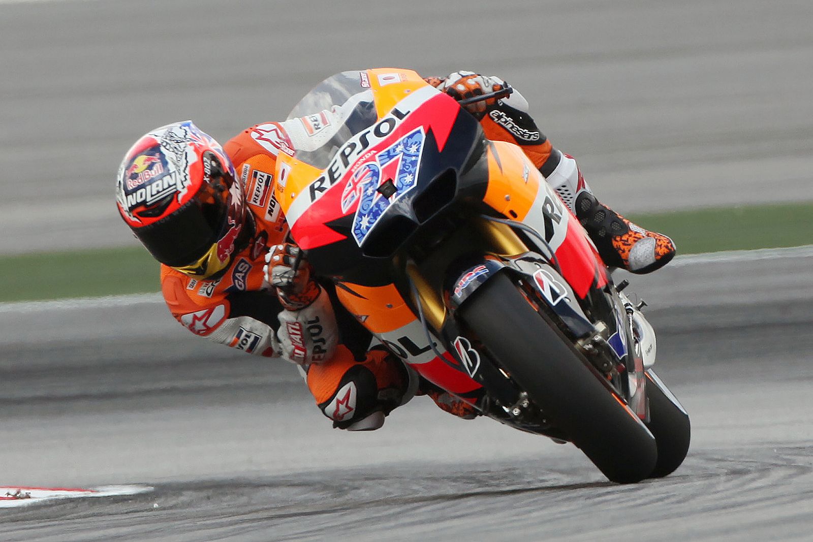 Casey Stoner sigue sacando sus galones de actual campeón.