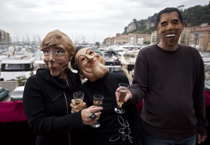 Manifestantes con máscaras de Ángela Merkel, Nicolás Sarkozy y Barack Obama, en Niza