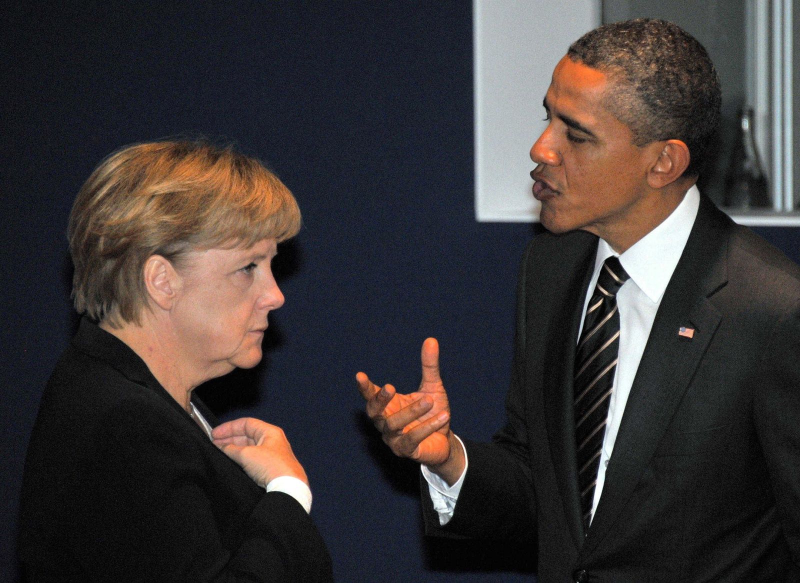 La canciller alemana, Ángela Merkel, dialoga con Obama antes del comienzo de una sesión de trabajo en Cannes.