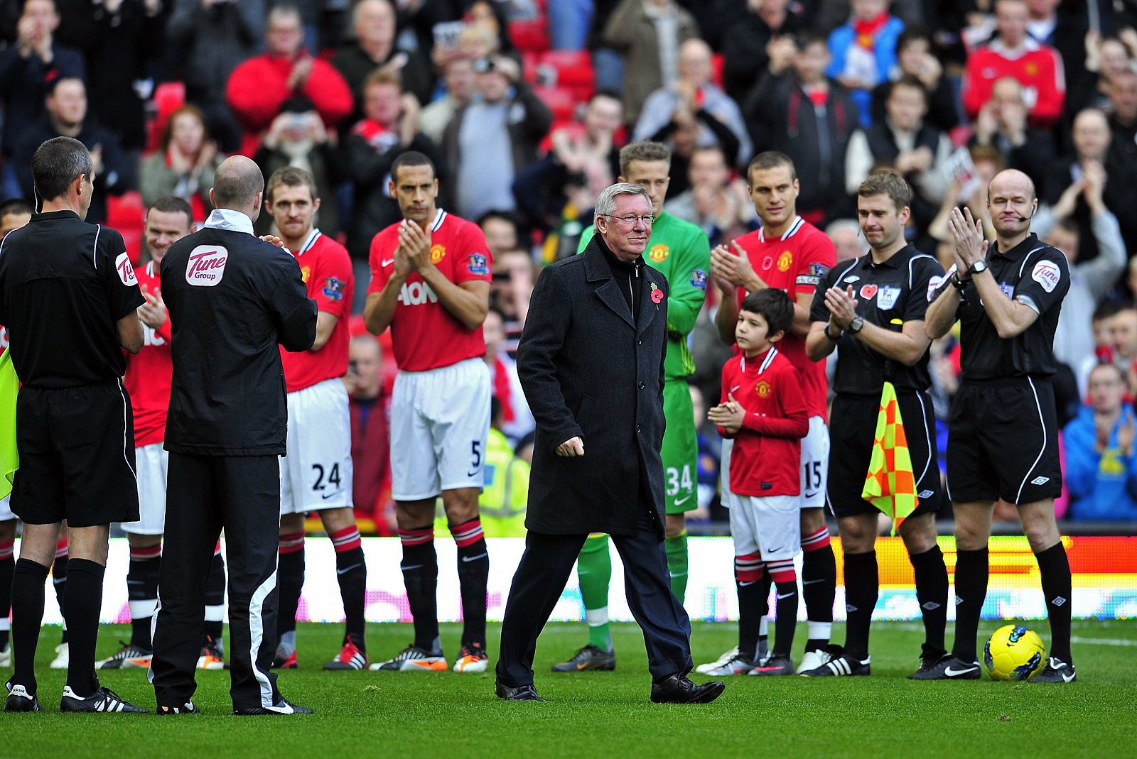 Los jugadores del Manchester y el Sunderland hacen el pasillo a Alex Ferguson