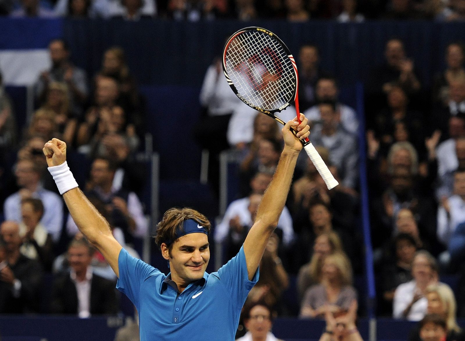 Federer levanta los brazos después de su 5ª victoria en Basilea.