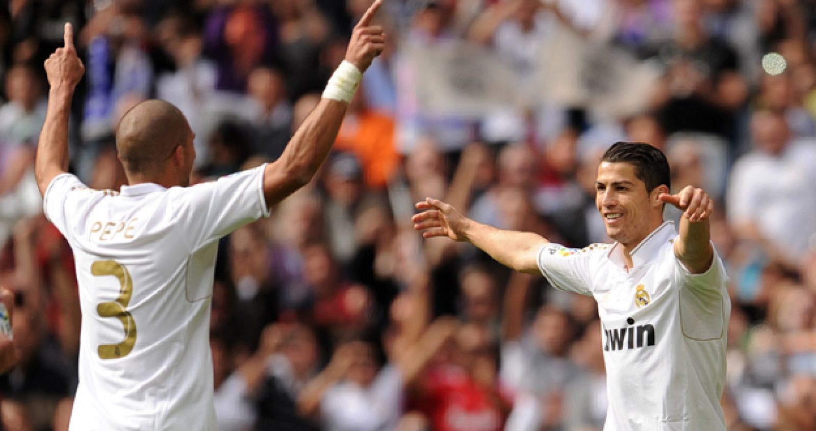 Cristiano Ronaldo celebra con Pepe uno de sus goles ante Osasuna.