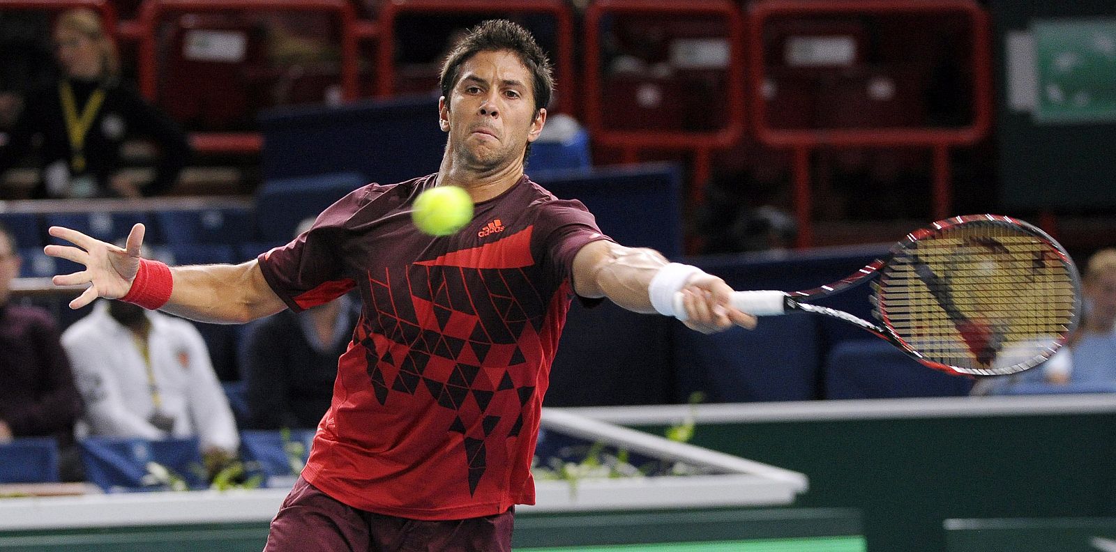 El español Fernando Verdasco devuelve la bola a Tomas Berdych en el Master 1.000 de Bercy.