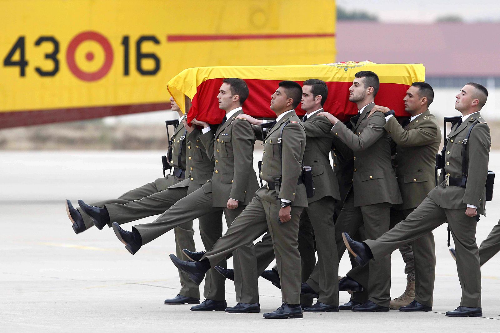 Llegada de los restos del sargento Joaquin Moya Espejo a la Base Aérea de Torrejón