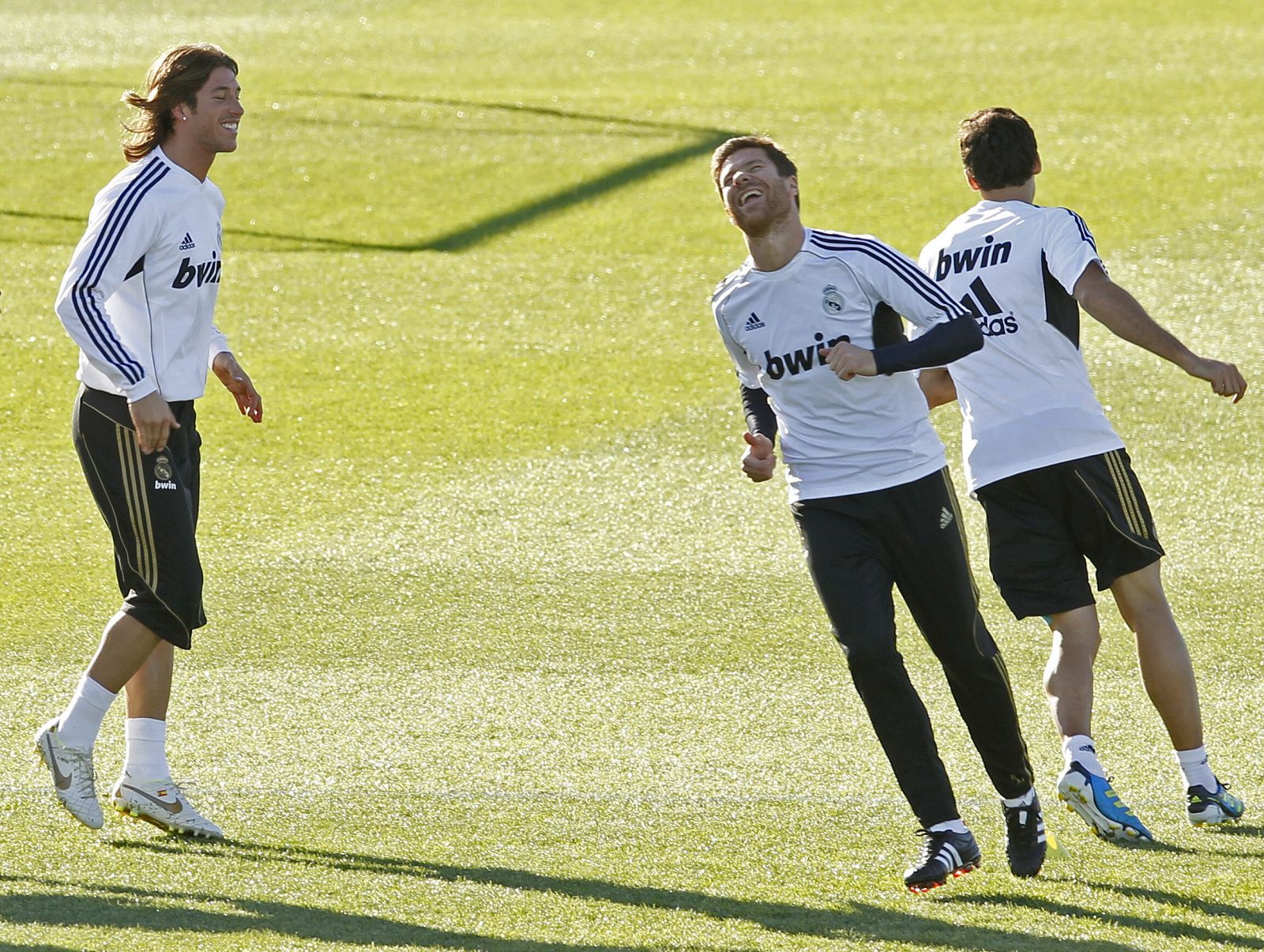 El defensa Sergio Ramos (i) y el centrocampista Xabi Alonso (c) durante un entrenamiento del Real Madrid
