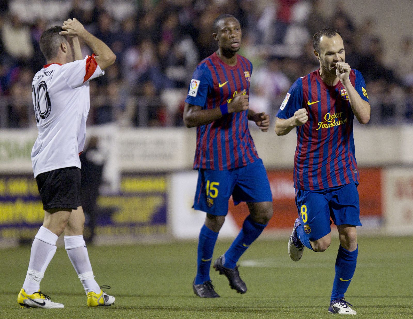 Iniesta celebra el gol del Barça frente al L'Hospitalet.