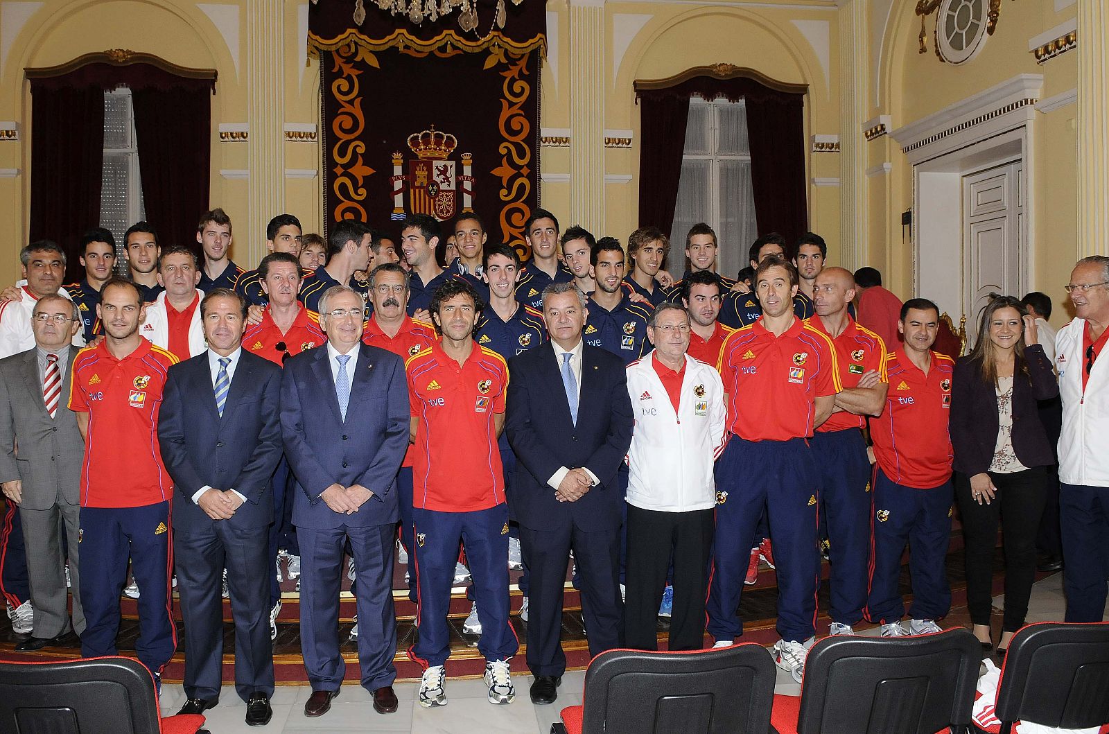 El presidente de Melilla, Imbroda, posa junto a la selección sub'21 en la presentación del partido ante Estonia.