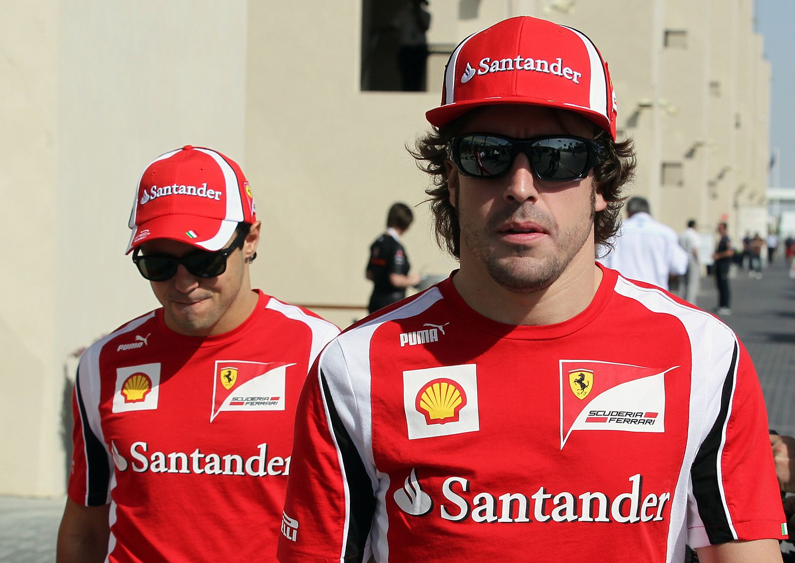 Fernando Alonso y Felipe Massa (detrás), los dos pilotos de Ferrari, en Abu Dhabi