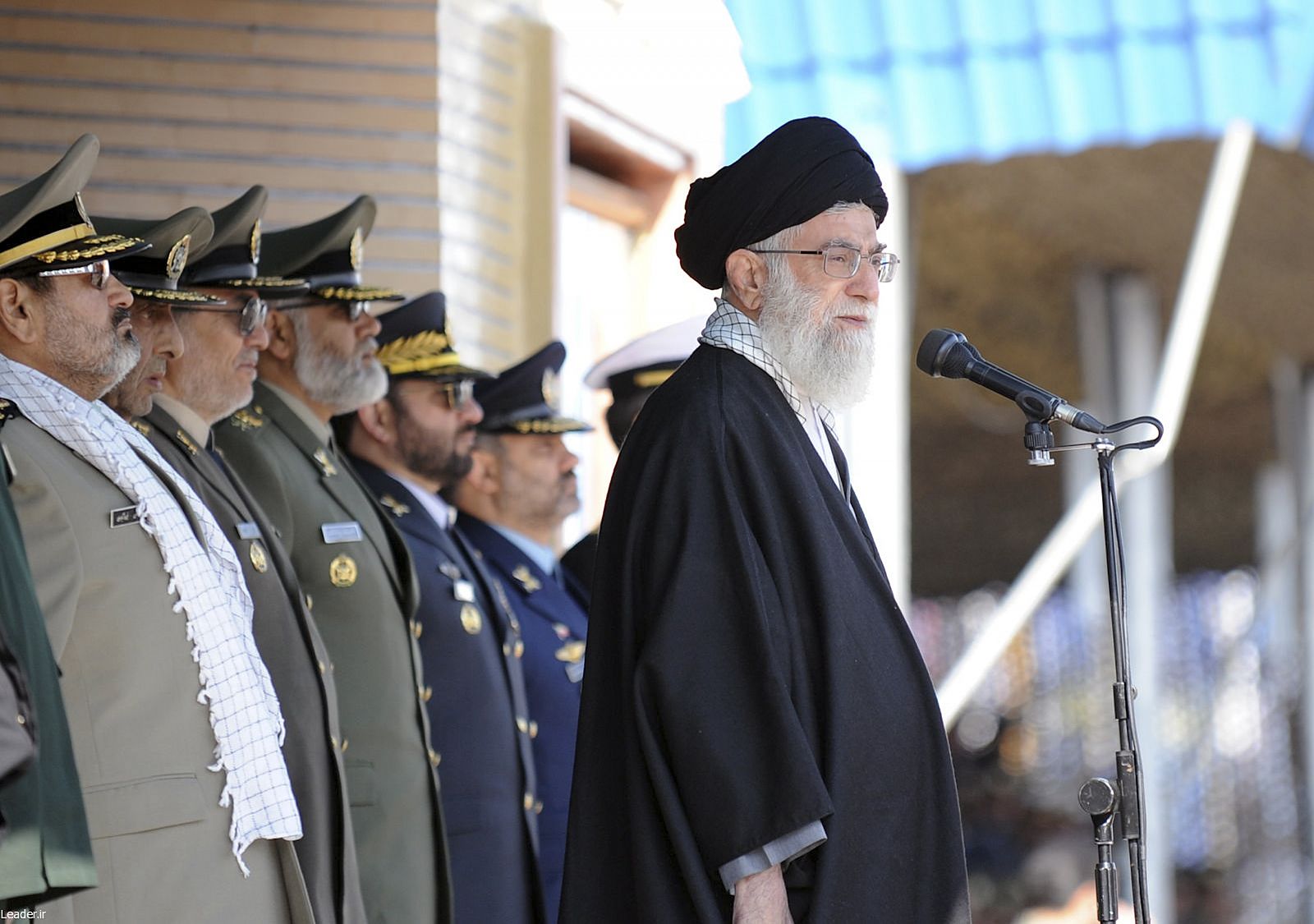 El Líder Supremo de Irán, Ayatolá Alí Jamenei, durante una parada militar en una academia de Teherán