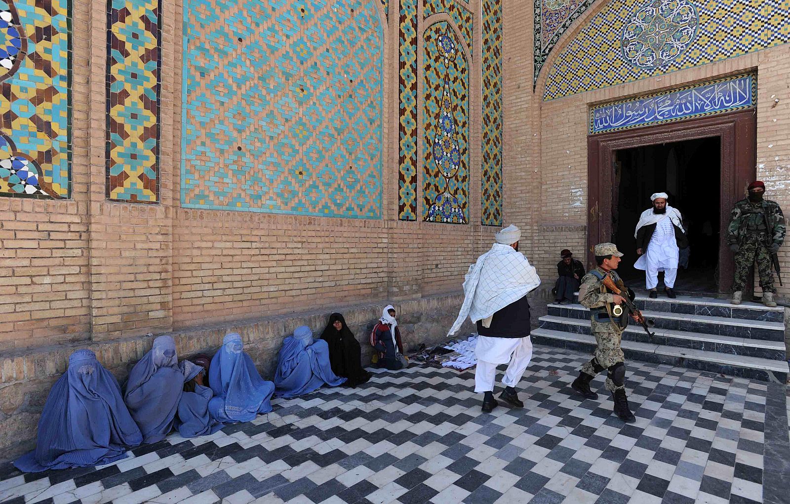 Mujeres mendigas frente a la mezquita de Jame, en Herat (Afganistán) el pasado 6 de noviembre