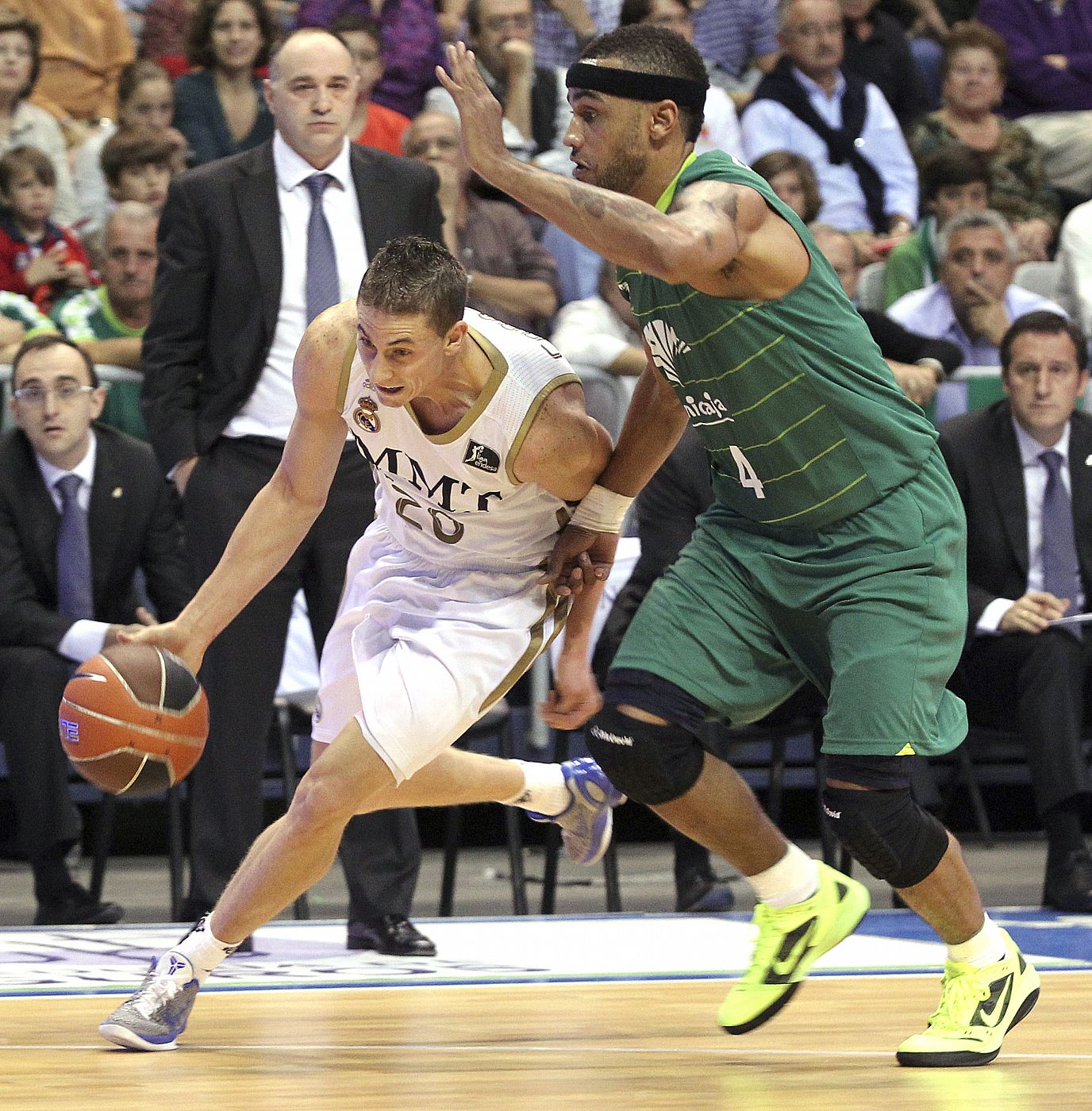 El jugador del Real Madrid de Baloncesto Jaycee Carroll controla el balón ante la presión de Gerald Fitch, del Unicaja.