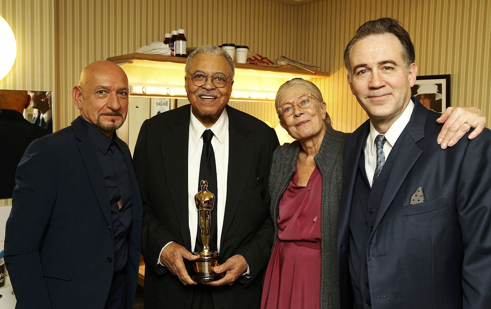 La actriz Vanessa Redgrave junto con los actores Ben Kingsley, Boyd Gaines y James Earl Jones.