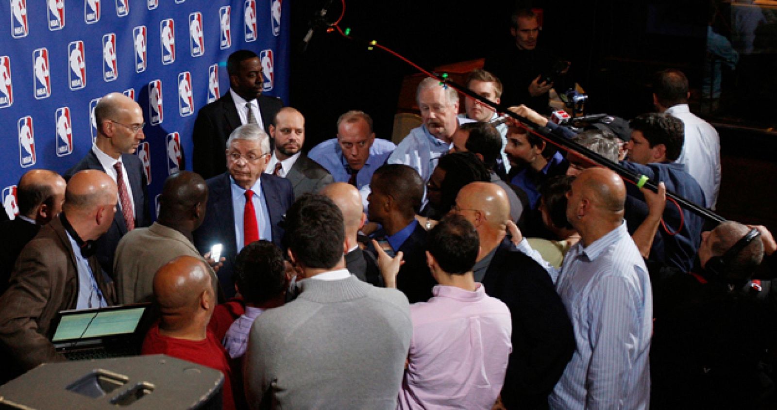 El comisionado de la NBA, David Stern, atiende a los medios de comunicación.