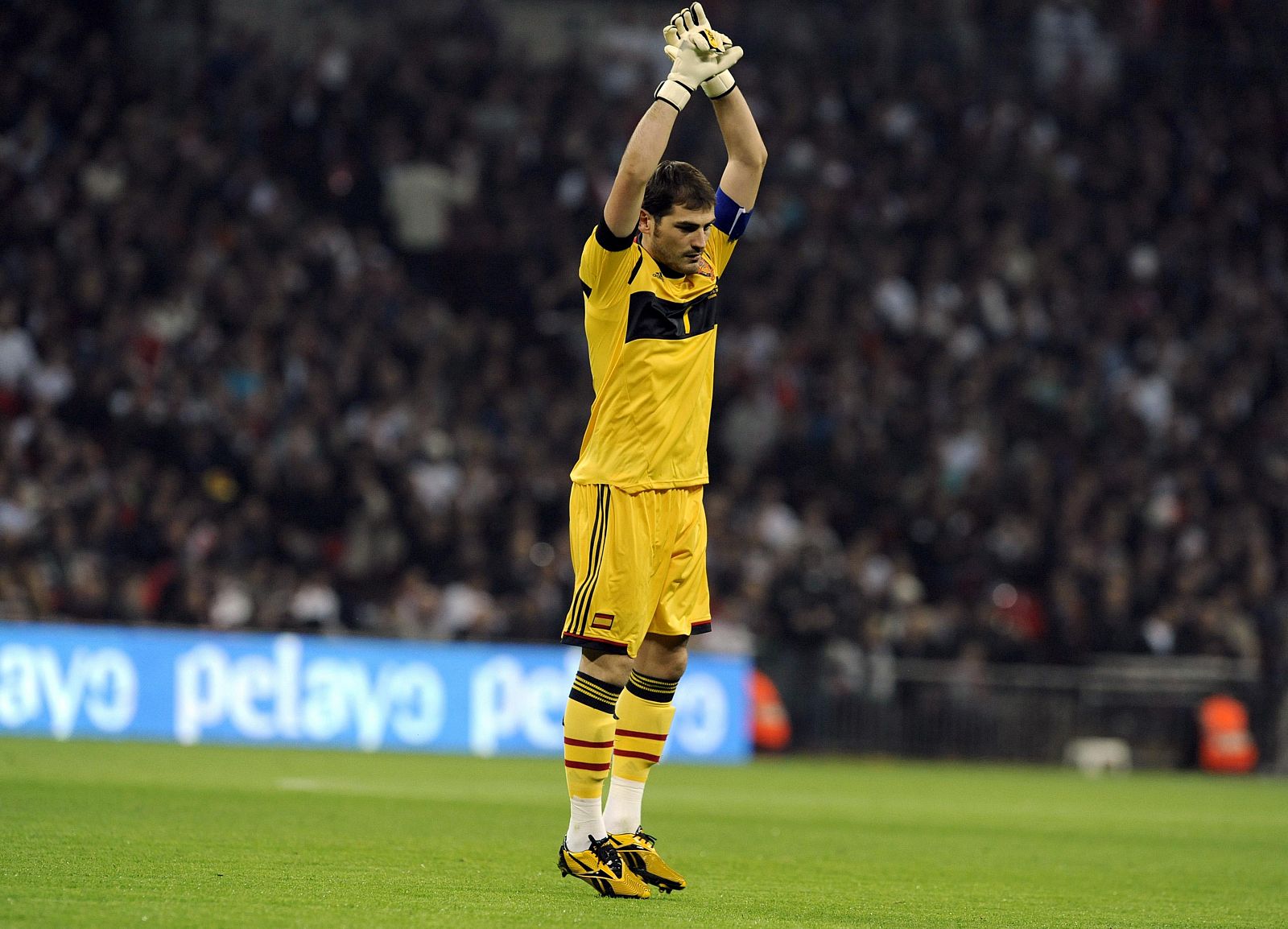 El capitán de la selección española Iker Casillas durante el encuentro ante Inglaterra en Wembley.