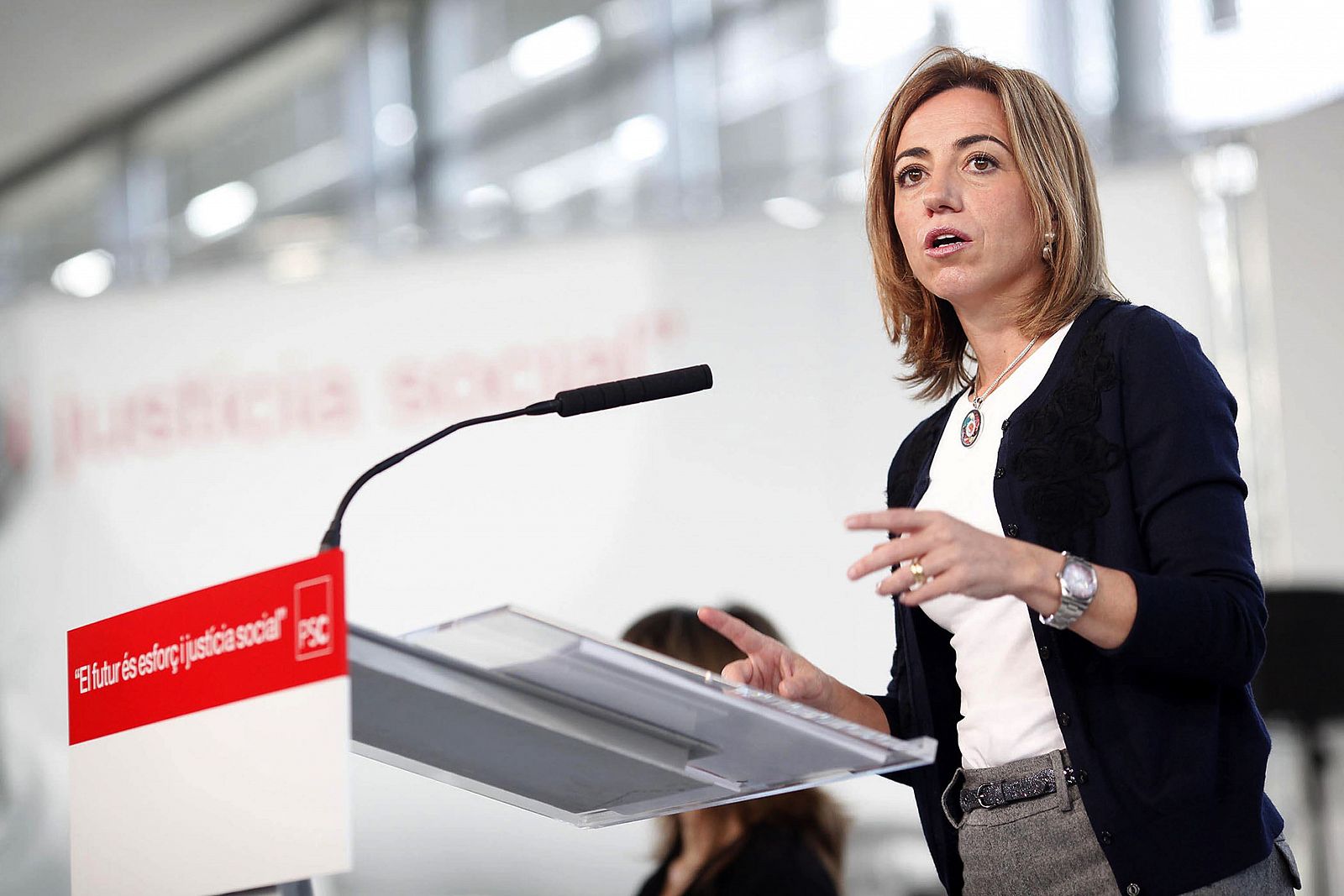 La candidata del PSC por Barcelona, Carme Chacón, en un mitin en Girona