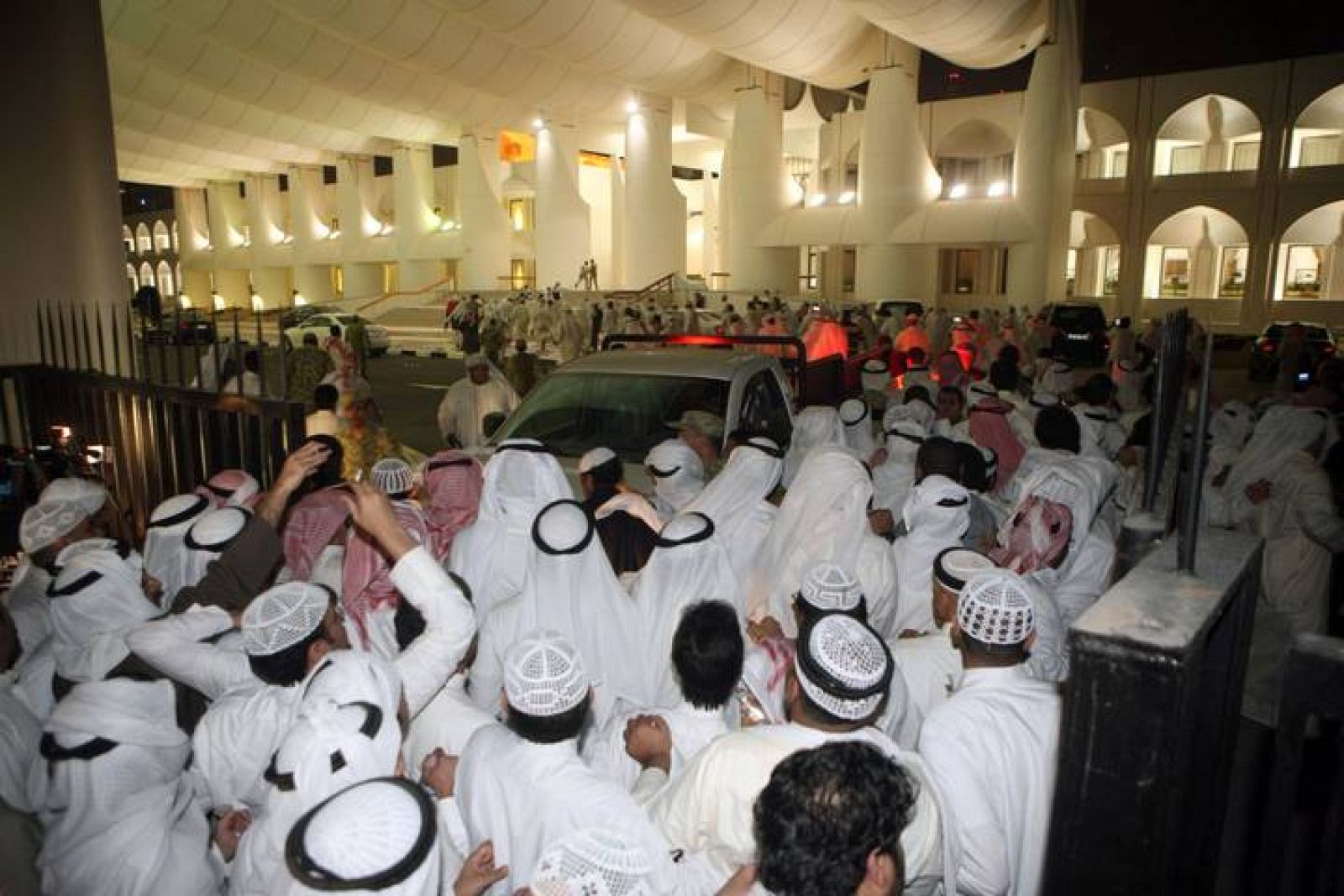  Los manifestantes han irrumpido en el Parlamento de Kuwait después de que la policía emplease la fuerza para disolver la manifestación. 