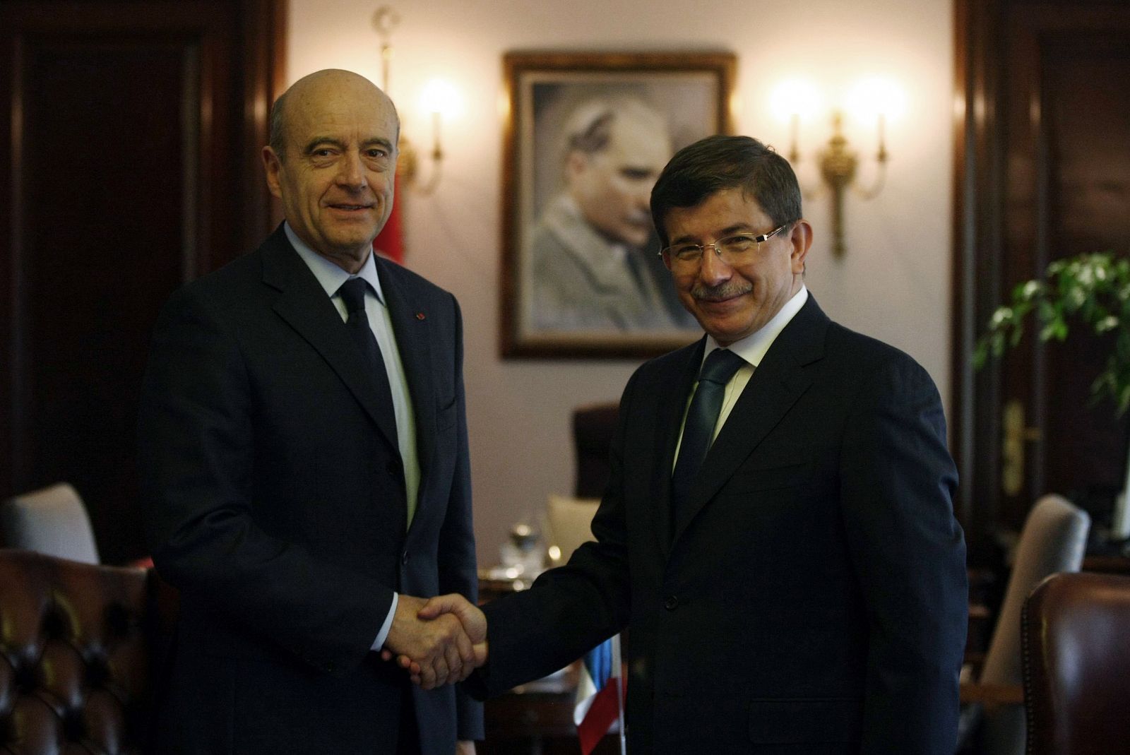El ministro de Exteriores turco (d), Ahmet Davutoglu, y su homólogo francés, Alain Juppé
